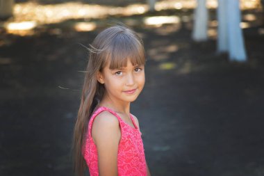 Kız çocuk parkında oynuyor