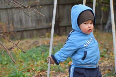 Sonbaharda dışarıda oynayan çocuk