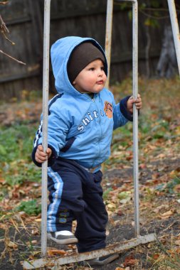Sonbaharda dışarıda oynayan çocuk