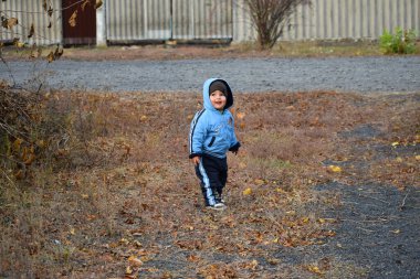 Sonbaharda dışarıda oynayan çocuk