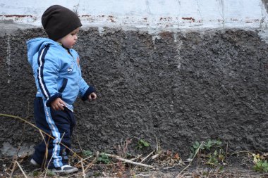 Sonbaharda dışarıda oynayan çocuk