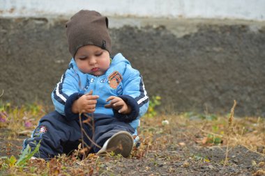 Sonbaharda dışarıda oynayan çocuk