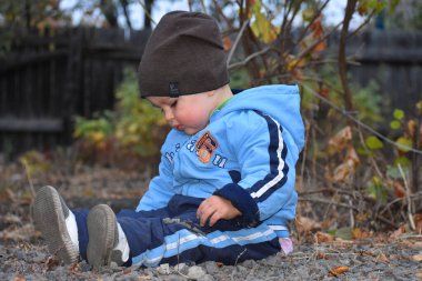Sonbaharda dışarıda oynayan çocuk