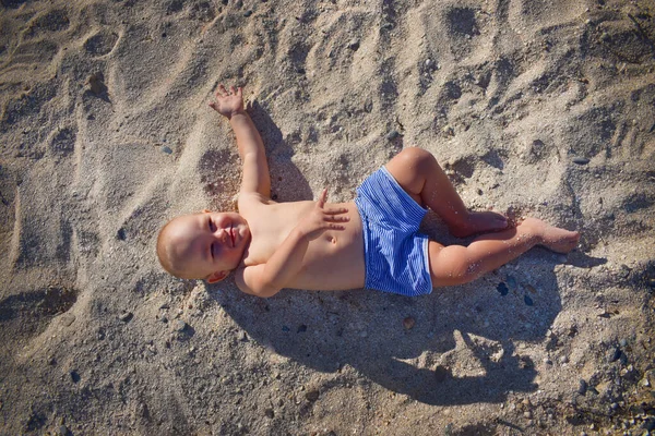 Ребенок Играет Песке Моря — стоковое фото