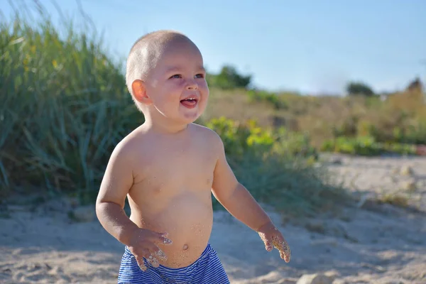 Kind Speelt Het Zand Bij Zee — Stockfoto