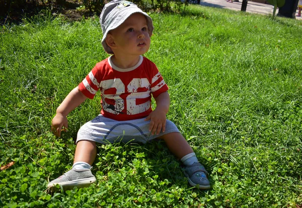 Bebek suda yıkanır.