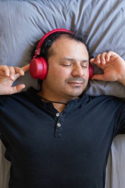 Latin adam müzik dinlerken uyuyor.