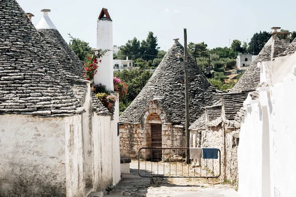 Alberobello Puglia Brindisi Italy Июля 2017 Вид Знаменитой Деревни Типичными — стоковое фото