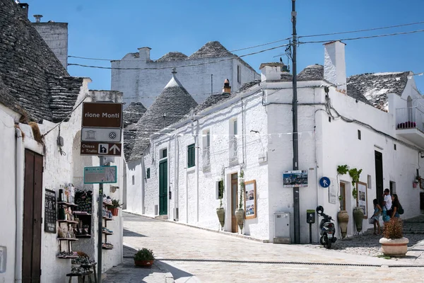 Alberobello Puglia Brindisi Italy Июля 2017 Вид Знаменитой Деревни Типичными — стоковое фото