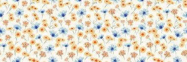 Altın papatyaları, mavi çiçekleri ve açık kremalı arka planda küçük kırmızı kır çiçekleri olan kusursuz vektör deseni. Tekstil, ambalaj kağıdı ve yaz dekorasyonu tasarımları