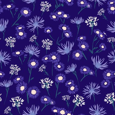 Lacivert arka planda mor, beyaz ve leylak kır çiçekleriyle kusursuz bir çiçek deseni. Zarif botanik tasarımı kumaş, duvar kağıdı ve hediye paketi için mükemmeldir.
