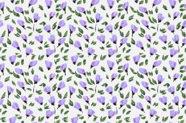 Elle boyanmış lavanta tomurcukları ve açık arkaplandaki yeşil yapraklarla kusursuz vektör deseni. Sanatsal fırça darbeleri yeni ve modern bir botanik tasarımı yaratır.