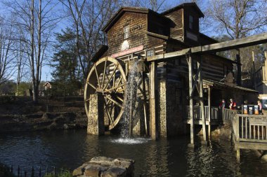 Dollywood tema parkında su çarkı ve şelalesi olan Grist Mill