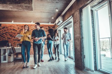 Mutlu işçilerle başarılı bir birliktelik. iş ve ofis kavramı