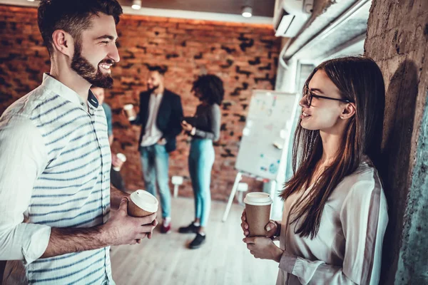 Business Team Met Koffiekopjes Praten Kantoor Business Communicatie Startup People — Stockfoto