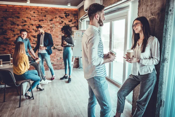 Mooie Vrouw Flirten Met Haar Collega Tijdens Koffiepauze — Stockfoto