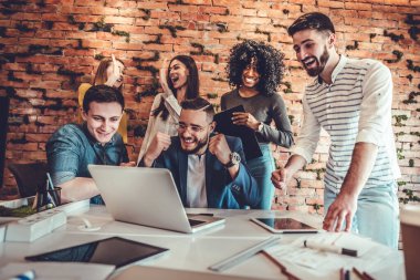 Altı zarif zarif, zarif, neşeli iş adamının portresi dizüstü bilgisayarında şirketin finansal istatistiklerini okuyan iş yerindeki neşeli iş yeri istasyonları.