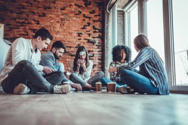 Takım oluşturma. Mutlu meslektaşlarım kim olduğumu oynuyor, birlikte harika zaman geçiriyorlar. Alt görünüm