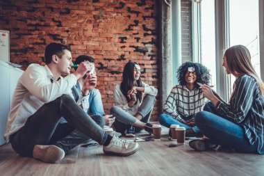 Mutlu arkadaşlar kahve içip oyun oynarlarken bil bakalım evde kim eğleniyor. geniş açı