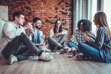 Mutlu arkadaşlar oyun oynuyor. Bil bakalım evde kim eğleniyor?.