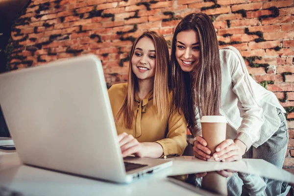 Duas Jovens Mulheres Trabalhando Juntas Escritório Startup Planejando Novos Negócios — Fotografia de Stock