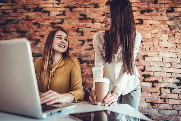 Equipe Criativa Trabalhando Projeto Escritório Sótão Duas Mulheres Discutir Plano — Fotografia de Stock