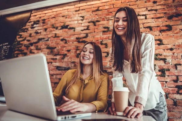 Tiro Duas Empresárias Trabalhando Juntas Escritório Fundo Parede Tijolo — Fotografia de Stock