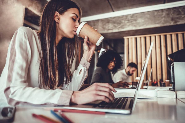 Portrett Ung Vellykket Jente Som Drikker Kaffe Mens Hun Jobber – stockfoto