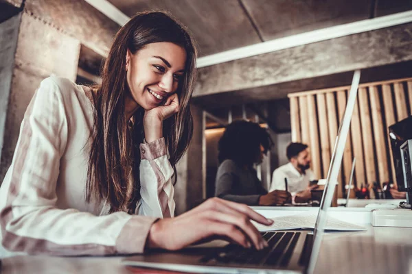 Soustředěná Mladá Krásná Podnikatelka Pracující Notebooku Moderní Kanceláři Boční Pohled — Stock fotografie