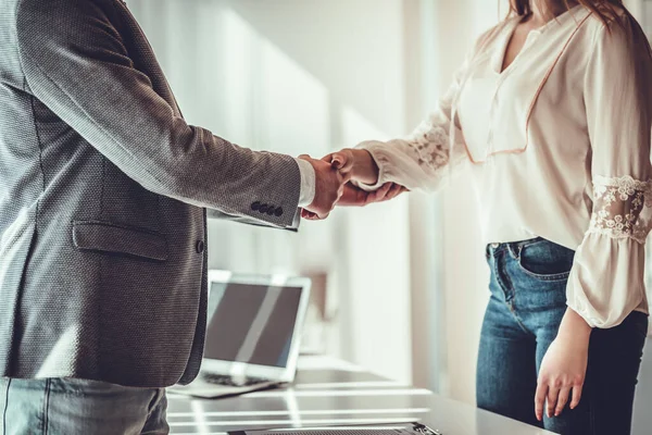 Man Och Kvinna Skakar Hand Ämbetet Samverkansarbete Närbild — Stockfoto