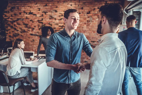 Sluiten Een Deal Twee Gelukkige Jonge Mannen Schudden Elkaar Hand — Stockfoto