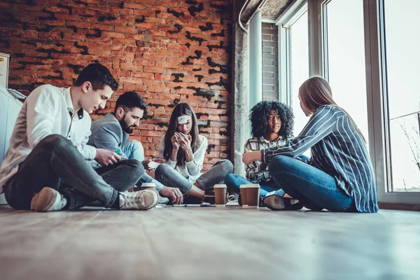 Takım oluşturma. Mutlu meslektaşlarım kim olduğumu oynuyor, birlikte harika zaman geçiriyorlar. Alt görünüm