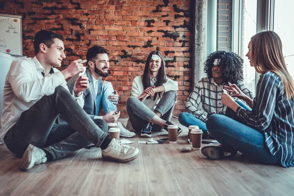 Mutlu arkadaşlar oyun oynuyor. Bil bakalım evde kim eğleniyor?.