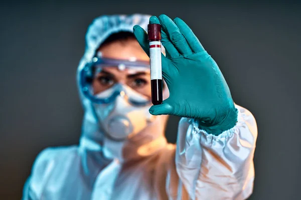 Primer Plano Mano Del Médico Sosteniendo Muestra Sangre Equipo Médico — Foto de Stock