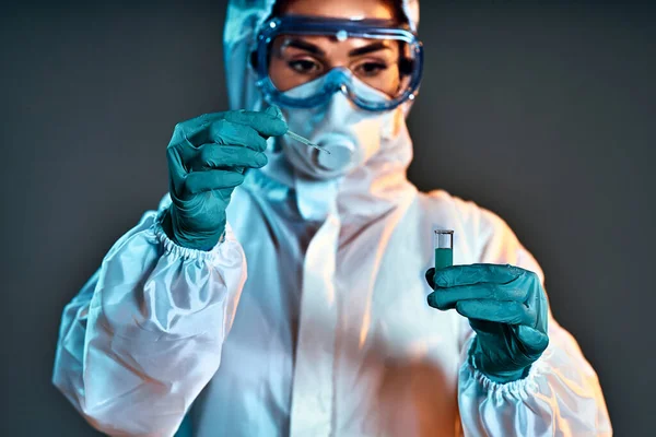 Forskare Kemisk Skyddsdräkt Droppar Reagens Provröret Laboratoriet Virusforskning — Stockfoto