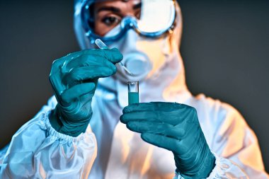 PPE Kişisel Koruyucu Ekipman 'daki doktor ya da laboratuvar teknisyeni boş test, aşı enjeksiyonu, dünya bağışıklığı ve uluslararası HPV. Seçici odaklanma. Görüntüyü kapat