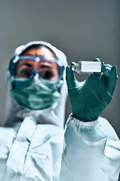 Forskare Skyddsdräkt Och Handskar Visar Nytt Vaccin För Att Bekämpa — Stockfoto