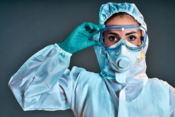 Forskare Bär Skyddsdräkt Och Skyddsglasögon Närbild — Stockfoto