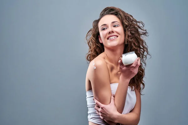 Cura Della Pelle Giovane Bella Donna Possesso Crema Cosmetica Isolato — Foto Stock