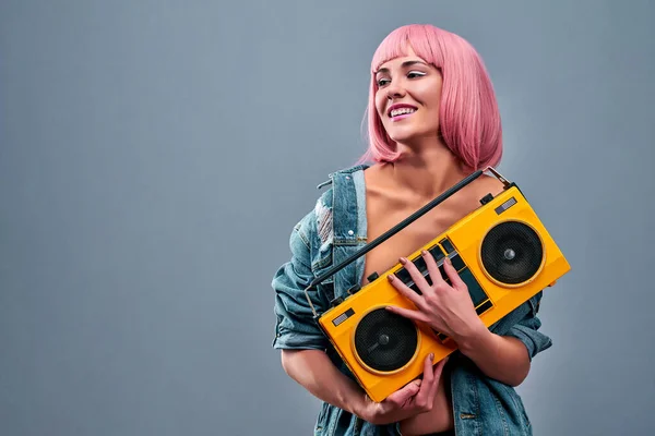 Portret Spokojnej Dziewczyny Trzymającej Boom Box Kasetą Magnetofonową Sprawi Impreza — Zdjęcie stockowe