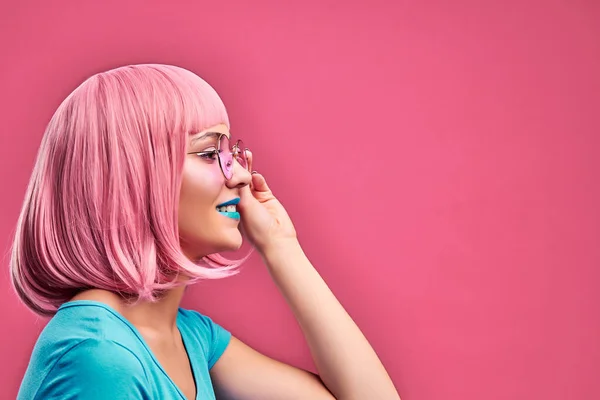 Mooi Retro Style Meisje Met Roze Kapsel Een Blauw Shirt — Stockfoto