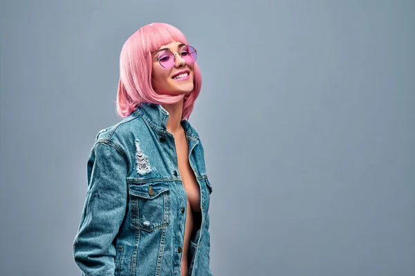 Retrato Uma Jovem Encantadora Com Cabelo Rosa Óculos Sol Vestidos — Fotografia de Stock