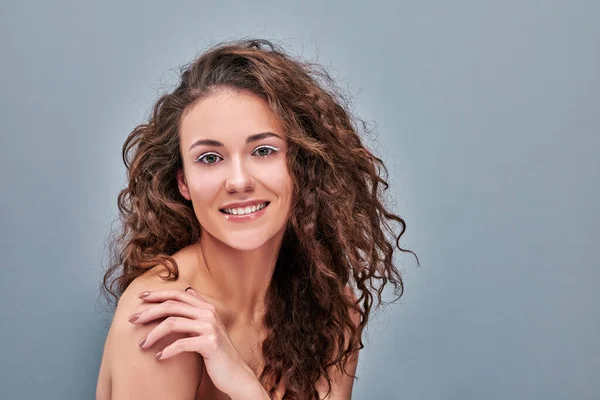 Hermosa Cara Mujer Joven Cerca Ver Retrato Estudio Sobre Fondo —  Fotos de Stock