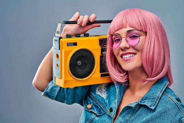 Portret Dziewczyny Promieniującym Uśmiechem Okularach Trzymającej Boom Box Ramieniu Patrzącej — Zdjęcie stockowe