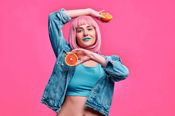 Kobieta Modelka Trzymająca Soczyste Pomarańcze Różowym Tle Portret Szczęśliwej Dziewczyny — Zdjęcie stockowe