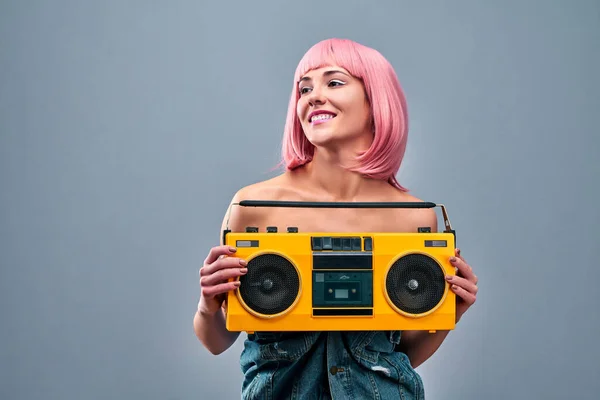 Szczęśliwy Kobieta Nastolatek Różowy Peruka Gospodarstwa Retro Boom Box Szary — Zdjęcie stockowe