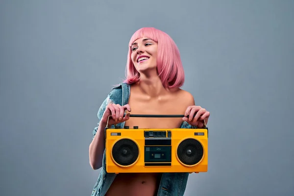 Młoda Seksowna Uśmiechnięta Kobieta Różowymi Włosami Dżinsowej Kurtce Nagim Ciele — Zdjęcie stockowe