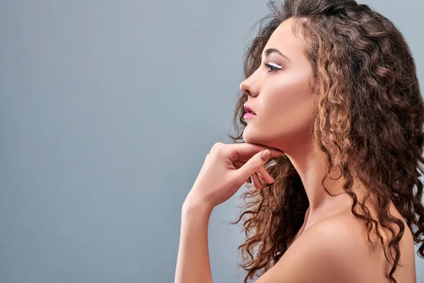 Retrato Sensual Mujer Tocándose Cuello Vista Lateral Copiar Espacio —  Fotos de Stock