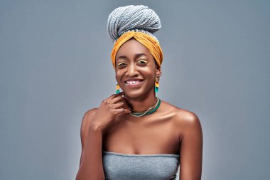 Genç, güzel, Afro-Amerikalı bir kız beyaz arka planda neşeli duygusal pozlar veriyor, izole edilmiş, yaşam tarzı insan konsepti. Boşluğu kopyala