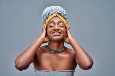 Genç, güzel afro bir kadın. Yoğunlaşmış, düşünceli ve ilham verici görünüyor. Beyin fırtınası yapıyor ve hayal ediyor.